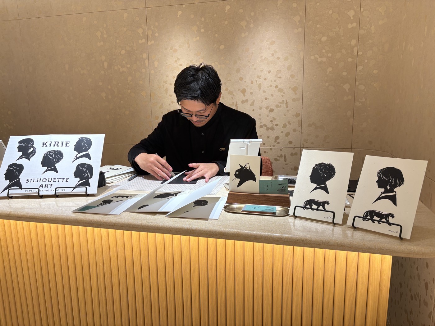 会場でシルエットアートを制作する様子